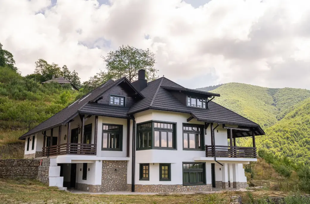 Șase refugii de lux scoase la vânzare: De la conace în Apuseni la lodge-uri transilvane