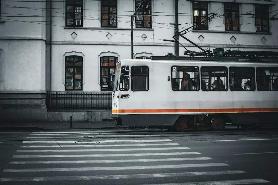 Trotinetele electrice în București: Cum se adaptează operatorii la noile reguli?